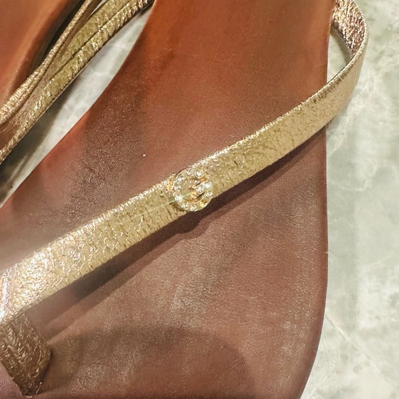 G by GUESS SZ 7 Sandals Women’s Thong Flip Flops Rose Gold Rhinestone Logo - Picture 3 of 3
